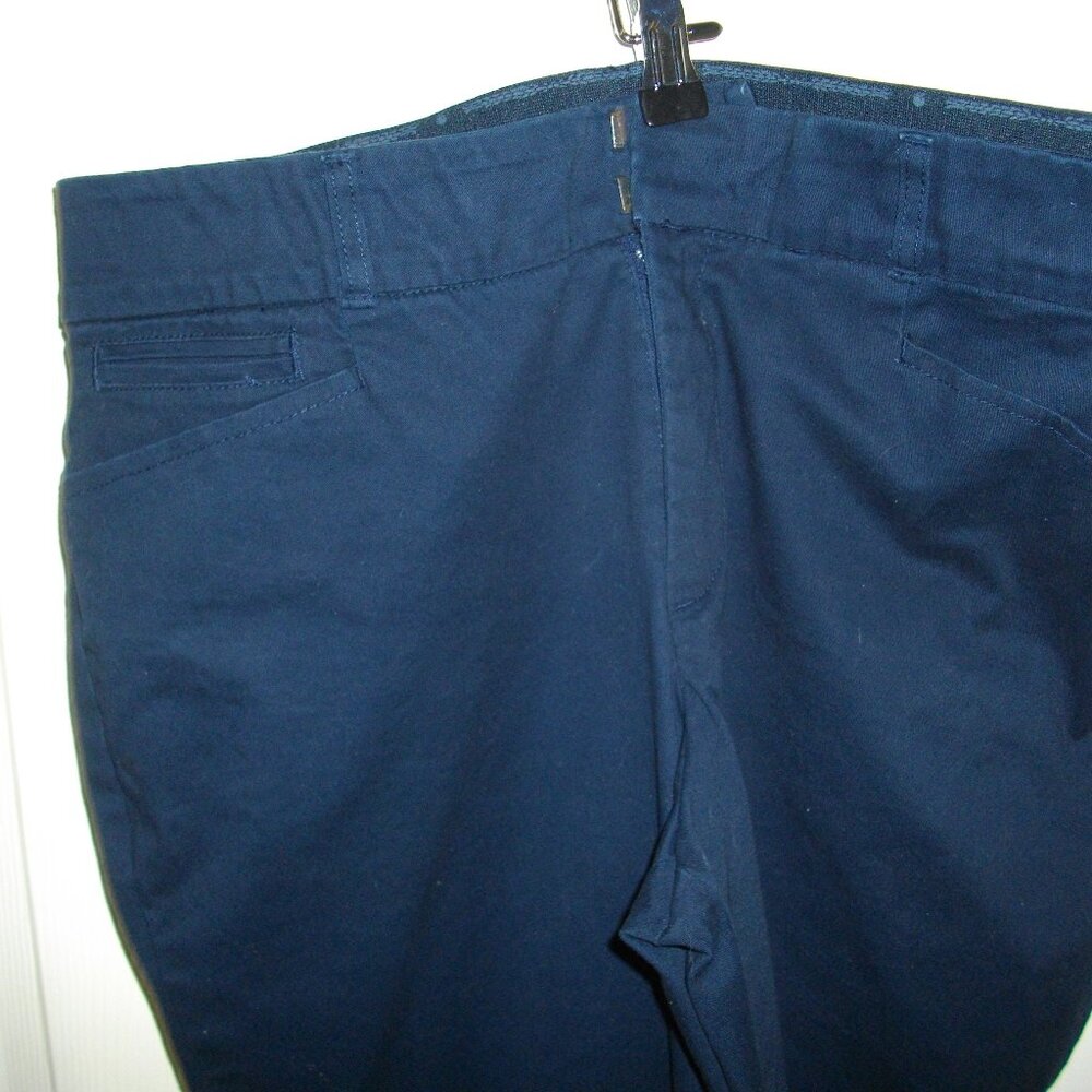 Women's Gloria Vanderbilt navy blue trouser, size 10, new.
